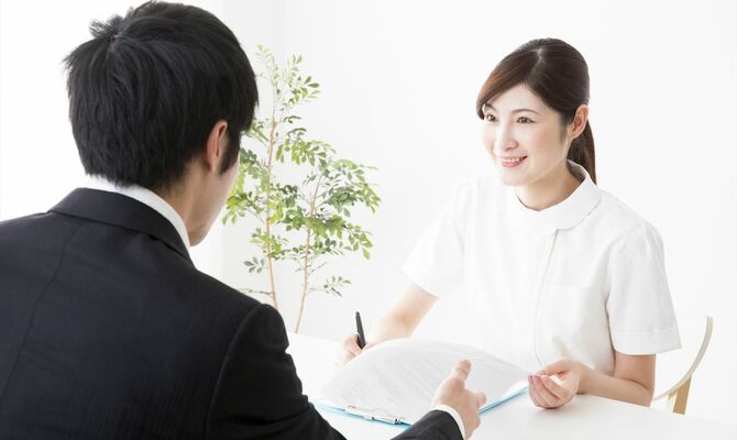 カウンセリング中の女性スタッフ